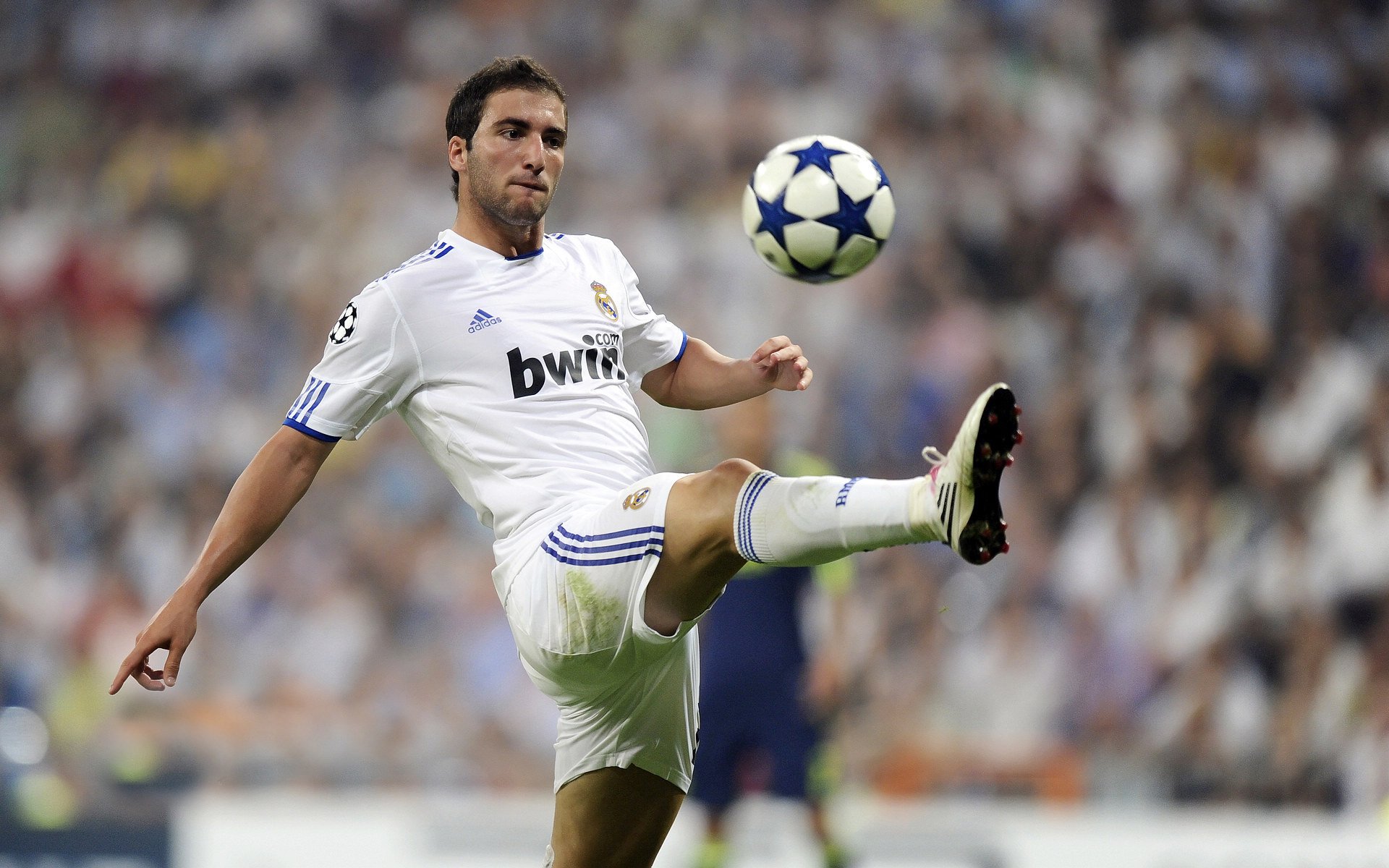 开云体育-跨界合作推动足球运动与文化创意深度融合，跨界合作推动足球运动与文化创意深度融合的例子